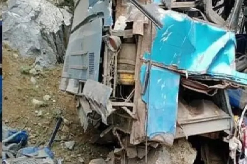 बस भीषण सड़क हादसे की शिकार, 10 लोगों की मौत, 45 घायल