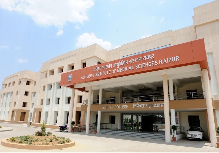 दोस्तों के साथ लाते हैं लड़कियां फिर…AIIMS Raipur के डॉक्टर पर नवविवाहिता ने लगाए बेहद गंभीर आरोप