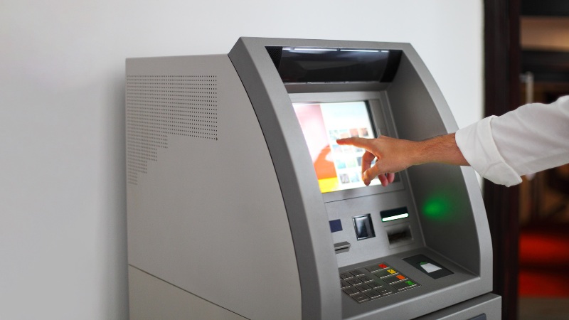 ATM होल्डर्स को बड़ा झटका, 1 जनवरी से पैसे निकालना हो जाएगा महंगा, जानें कितना देगा होगा चार्ज