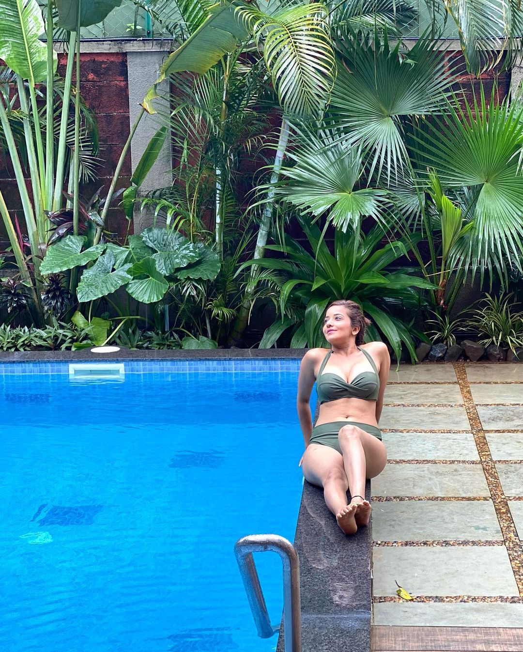 मोनालिसा ने अपनी लेटेस्ट तस्वीरें फैन्स के बीच सोशल मीडिया पर शेयर की हैं, जिसमें वह बिकीनी में नजर आ रही हैं।