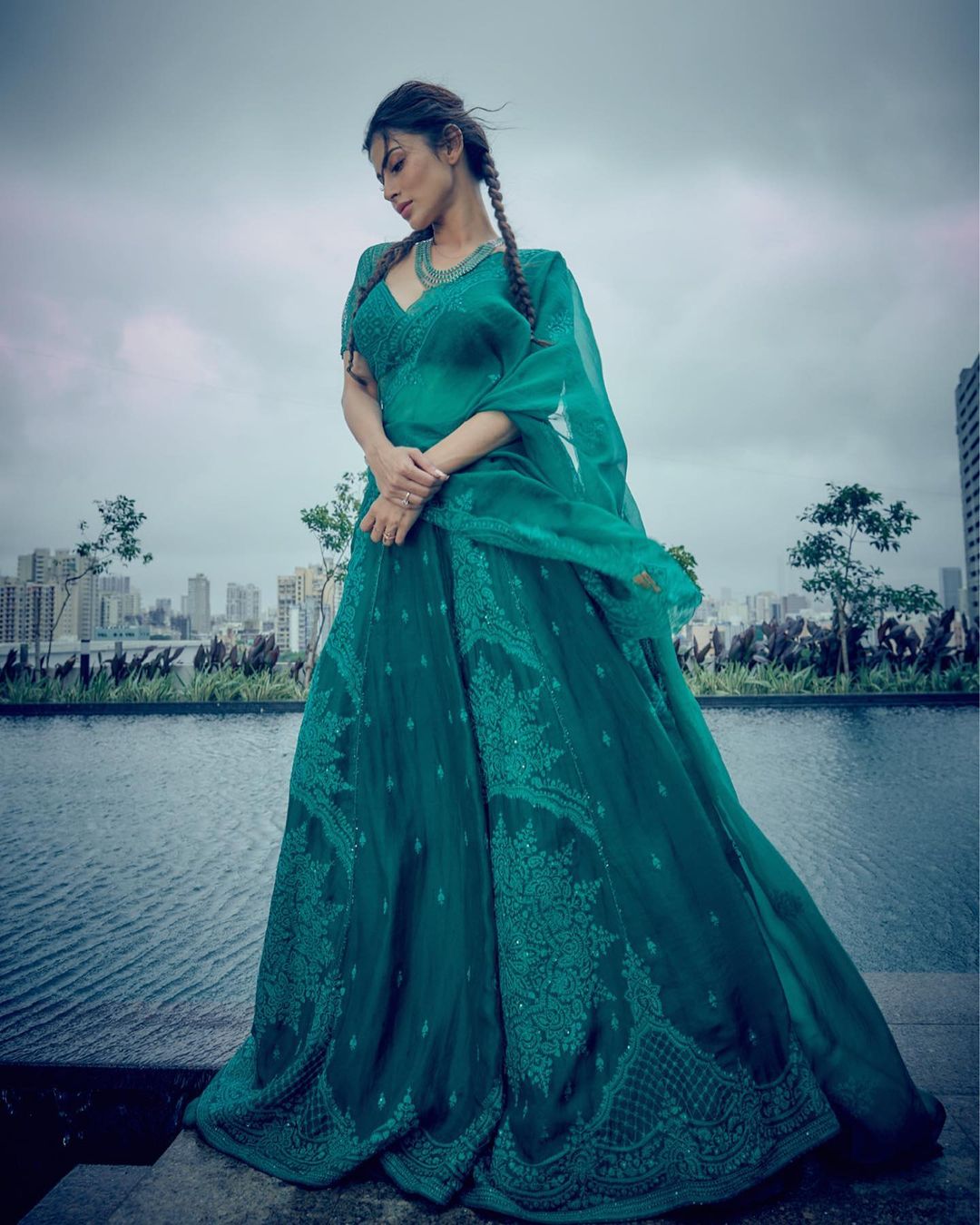 मौनी रॉय ने एक बार फिर बेहद दिलचस्प फोटो शेयर की है. इस फोटो में वो ग्रीन कलर की साड़ी पहले दिखाई दे रही है. (फोटो साभारः Instagram @imouniroy)