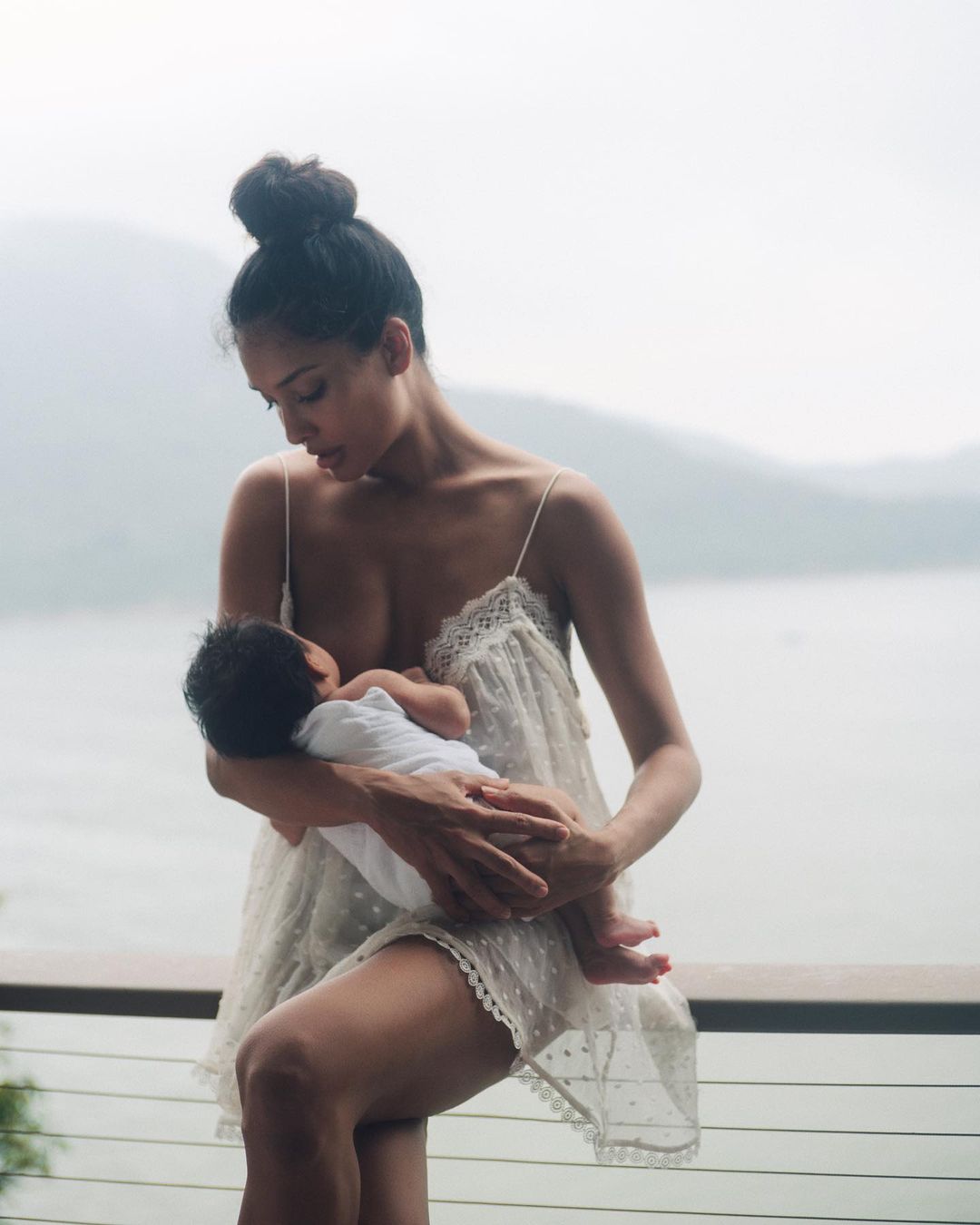 Lisa Haydon gallery pics अब एक्ट्रेस ने बेटी को ब्रेस्ट फीड कराते हुए फोटोज शेयर की हैं। यह सभी तस्वीरें लीजा हेडन के इंस्टाग्राम से ली गई हैं।