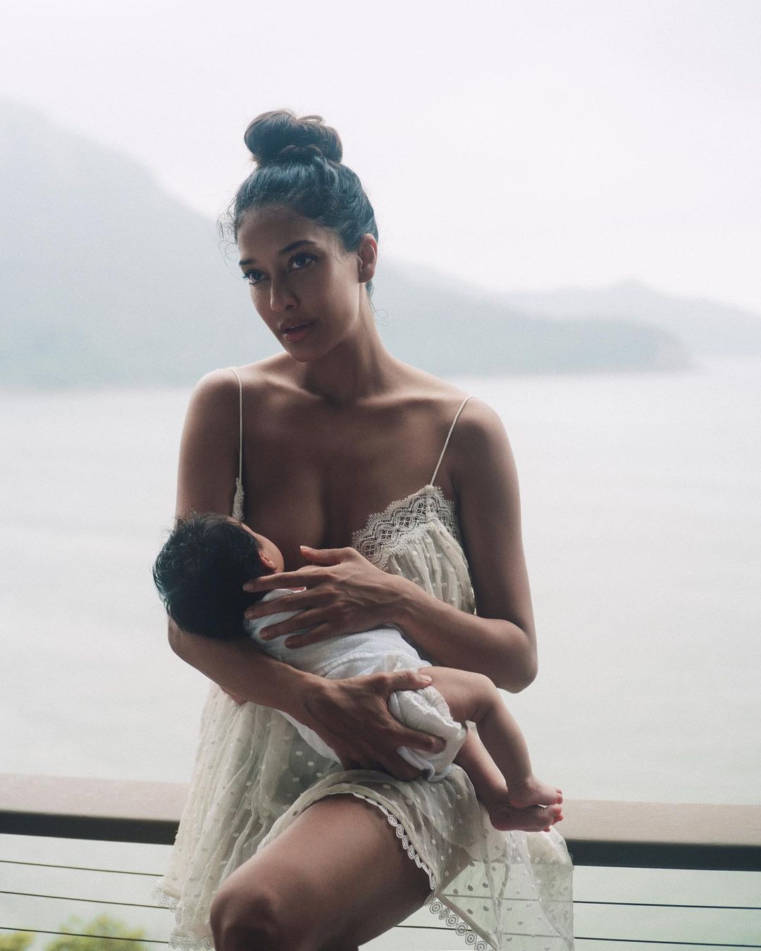 Lisa Haydon bikini images लीजा हेडन की तस्वीरों पर फैन्स के साथ-साथ बॉलीवुड अभिनेत्रियों के भी कमेंट देखने को मिल रहे हैं. इवलिन शर्मा ने पोस्ट पर कमेंट करते हुए लिखा है, ‘aawww लिटिल लारा. यह कितनी सुंदर है. वेल डन लीजा! एक पॉवरफुल मॉम’. वहीं नर्गिस फाखरी ने पोस्ट पर दिल इमोजी बनाया है. कुल मिलाकर एक्ट्रेस की इन तस्वीरों ने लोगों का दिल जीत लिया है।