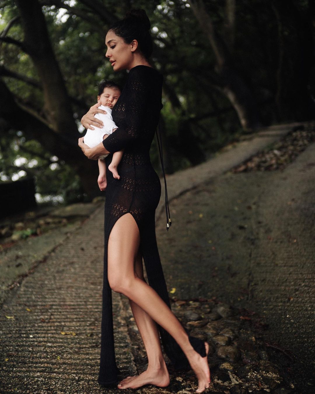 Lisa Haydon hot photshoot लीजा ने ये तस्वीरें शेयर करते हुए कैप्शन में लिखा- 'क्या ये सिर्फ ब्रेस्टफीडिंग वीक था? इस खास वीक के सम्मान में लारा उन सभी लोगों को शुक्रिया कहना चाहती है जिन्होंने उसे टेबल पर सीट दी।