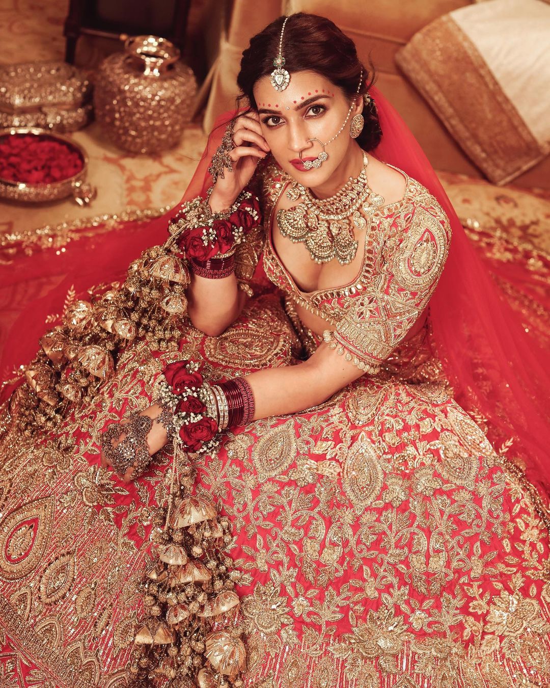Kriti Sanon बनी दुल्हनियाँ, लाल रंग का लहंगा, हाथों में कलीरे बेहद खूबसूरत लग रही हैं, देखें Photos
