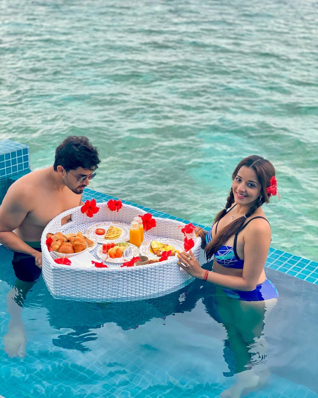 monalisa photos मोनालिसा सोशल पूल में ही लंच सर्व किया गया है जो एक व्हाइट कलर की एक बड़ी सी हार्ट शेप वाली टोकरी में सर्व किया गया है.