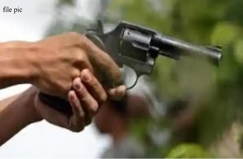 पोते की मौत पर शोक जताने आए लोगों पर दादा ने चलाई अंधाधुंध गोलियां, 6 पड़ोसी घायल