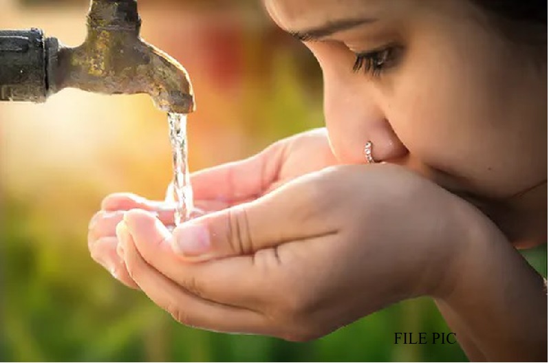 आप भी तो नहीं पी रहे पानी के साथ प्लास्टिक, नल के पानी में मिले सूक्ष्म कण, यहां रिपोर्ट जारी होने के बाद मचा हड़कंप