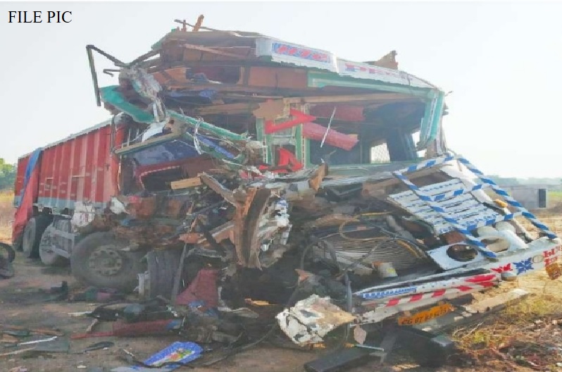 दो ट्रकों में भीषण भिड़ंत, घंटों के मशक्कत के बाद निकाले गए दोनों ट्रकों के ड्राइवर और क्लीनर
