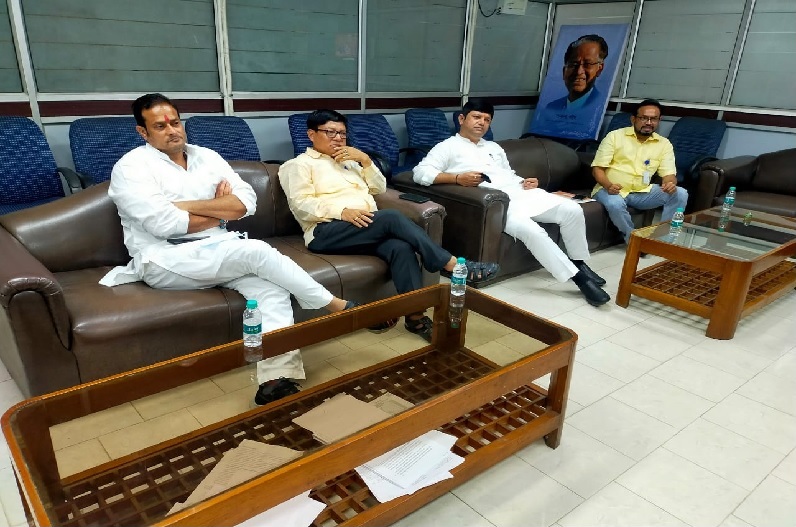 कांग्रेस के राष्ट्रीय सचिव विकास उपाध्याय ने असम विधानसभा पहुंच कर ली विधायकों की बैठक, कहा- दलबदलुओं को सबक सिखाने की जरुरत