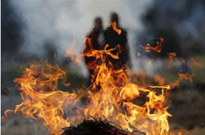 पत्नी की जलती चिता पर छलांग लगाकर दे दी जान.. हादसा देख दहल गए लोग