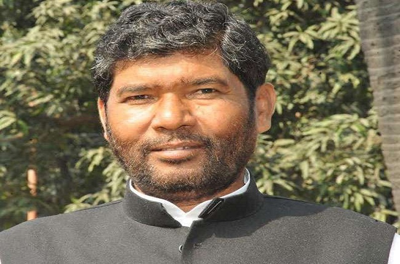 केंद्रीय मंत्री पशुपति कुमार पर फेंका मोबिल ऑयल, गरमाया माहौल, पुलिस ने 5 लोगों की पहचान की