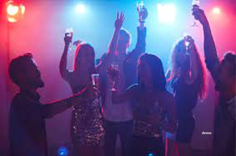 बार में आधी रात पार्टी, पुलिस ने दबिश देकर 10 लोगों को दबोचा, चार महिला कर्मचारियों को छुड़ाया