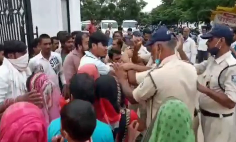 कलेक्टर कार्यालय में महिला ने पुलिसकर्मी को जड़ा तमाचा, मचा हड़कंप