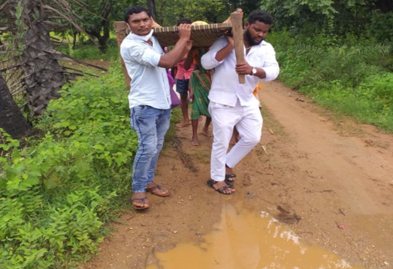 मेडिकल टीम ने पेश की मानवता की मिसाल, गर्भवती को ढोकर लाए पांच किलोमीटर तक, रास्ते में कराना पड़ा प्रसव