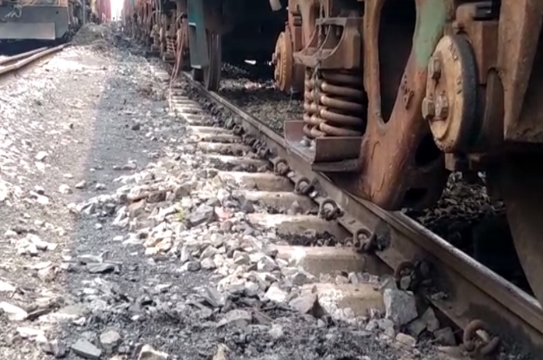 बेपटरी हुई कोरबा से रायगढ़ जा रही ट्रेन, 300 मीटर तक स्लीपर पर घसीटता रहा डिब्बा