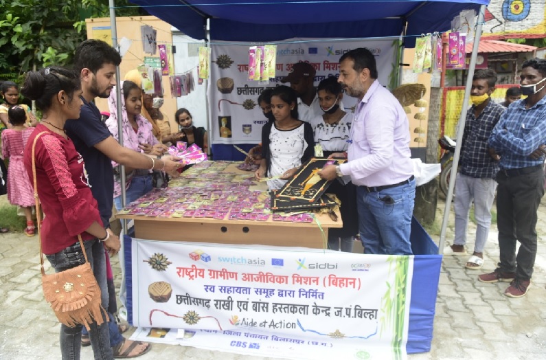 राखियों में दिख रही छत्तीसगढ़ की झलक, हाथों हाथ बिक रही हैं धान, चावल, बांस से बनी राखियां, महिला समूह ने एक ही दिन में की बड़ी कमाई