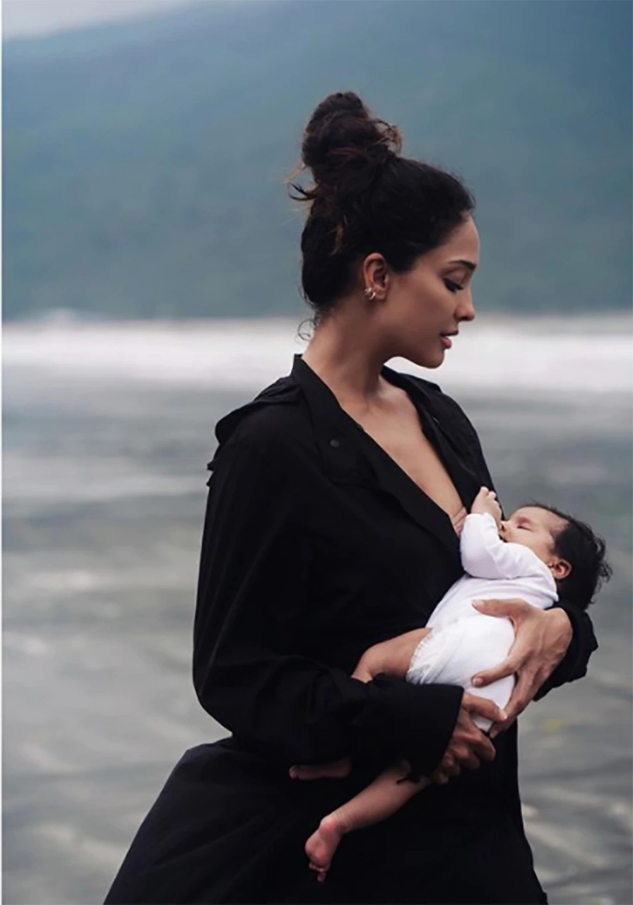 Lisa Haydon की बेटी की पहली तस्वीर आयी तस्वीरें, देखें Latest Photos