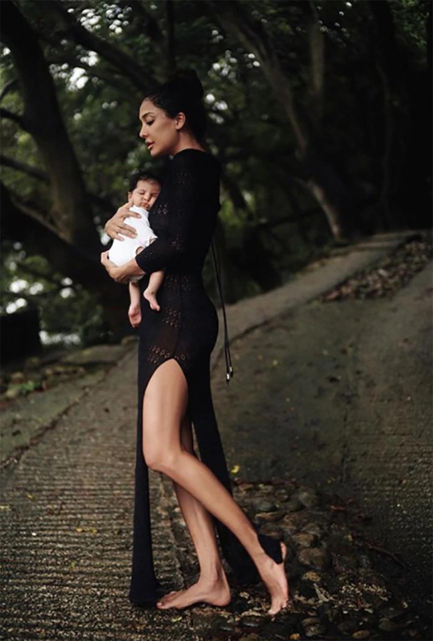 लीजा हेडन अपनी थर्ड प्रेग्नेंसी को लेकर खूब सुर्ख‍ियों में थीं. बेबी बंप के साथ उनकी तस्वीरें और प्रेग्नेंसी में उनका मेन्टेंड फ‍िगर लोगों के बीच चर्चा का विषय बना हुआ था। (फोटो साभारः Instagram @lisahaydon)