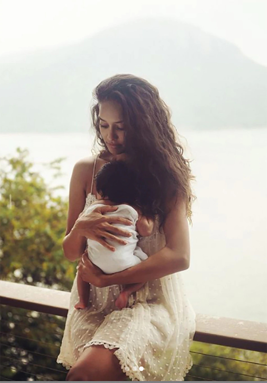 लीजा हेडन कुछ दिनों पहले ही बेटी की मां बनी हैं. एक्ट्रेस ने सोशल मीडिया पर इसकी जानकारी दी थी. बता दें कि एक्ट्रेस पहले से ही दो बेटेों की मां थी और अब वो एक बेटी की मां भी बन चुकी हैं। (फोटो साभारः Instagram @lisahaydon)