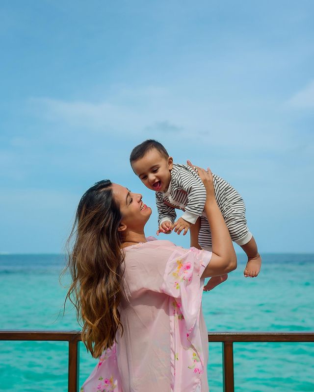 Anita Hassanandani model photos एक्ट्रेस इसी साल फरवरी में मां बनी हैं। इन दिनों एक्ट्रेस अपना मदरहुड फेज खूब एन्ज़ॉय कर रही हैं। बेटे आरव के साथ सोशल मीडिया पर खूब नई-ऩई तस्वीरें और वीडियो पोस्ट करती रहती हैं ।