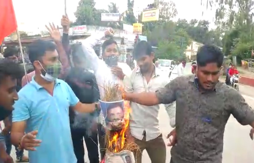 बृहस्पत सिंह के बयान पर फूटा ABVP कार्यकर्ताओं का गुस्सा, पुतला दहन कर मांगा इस्तीफा