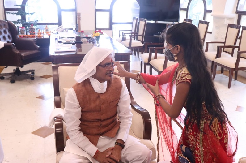 Rakshabandha 2021: बच्चियों ने मुख्यमंत्री शिवराज सिंह चौहान को बांधी राखी, बेटियों की सुरक्षा का लिया संकल्प