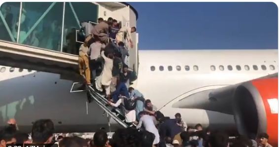काबुल एयरपोर्ट में फायरिंग में 5 लोगों की मौत, लोगों से घरों में कैद रहने को कहा गया