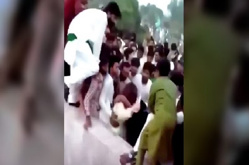 पाक के आजादी चौक पर भीड़ ने टिक-टॉक स्टार लड़की के साथ की हैवानियत, उतारे कपड़े, हवा में उछाले और…