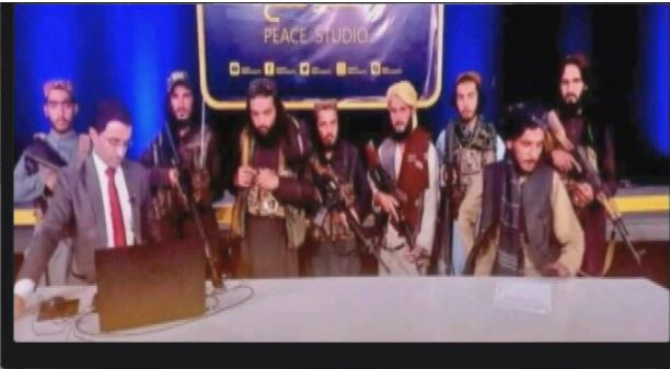 एंकर को गन प्वाइंट में लेकर इंटरव्यू दे रहा तालिबानी, ‘पीस स्टूडियो’ में AK-47 लिये खड़े थे 7 आतंकी..देखें वीडियो