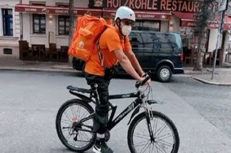 शहर में पिज्जा बेचने वाला ये शख्स निकला पूर्व संचार मंत्री, वजह जान रह जाएंगे हैरान