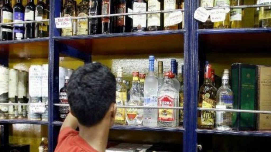 Theft in liquor shop