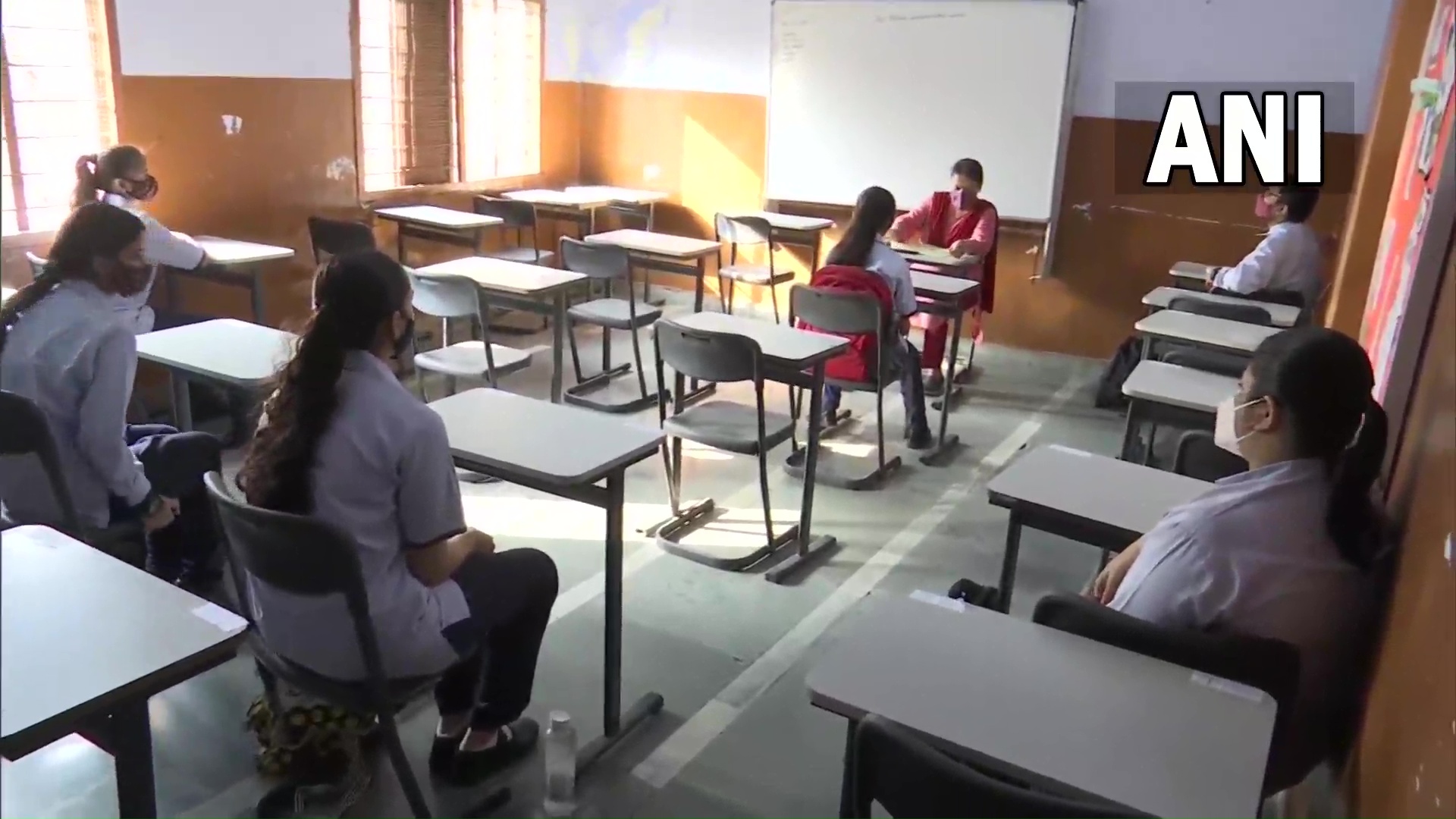 आज से छात्रों के लिए खुल गए स्कूल, दो शिफ्ट में लगाई जाएंगी कक्षाएं