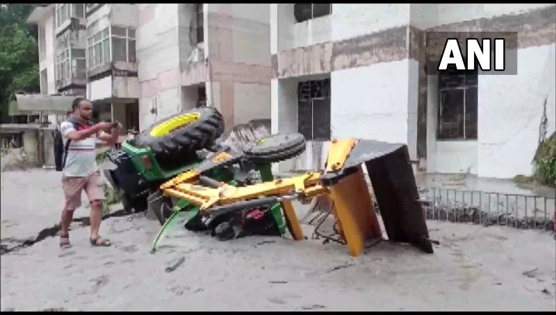 पिथौरागढ़ में बादल फटने से भारी तबाही, दर्जनों घर जमीदोंज.. कई लोग मलबे में दबे, 2 शव बरामद