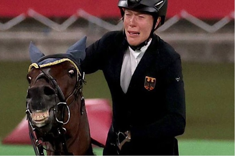 टोक्यो ओलंपिक: गोल्ड जीतने से चूकी तो घोड़े पर उतारा गुस्सा, वीडियो वायरल होने के बाद कोच निलंबित