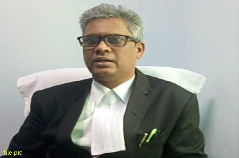 बाल-बाल बचे महाधिवक्ता सतीश चंद्र वर्मा, ट्रक ने मारी कार को टक्कर