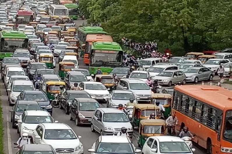 अब फ्लाइटों की तरह गाड़ियों में लगेंगे नींद पता लगाने वाले सेंसर, ड्राइवर्स के लिए तय होगी समय-सीमा