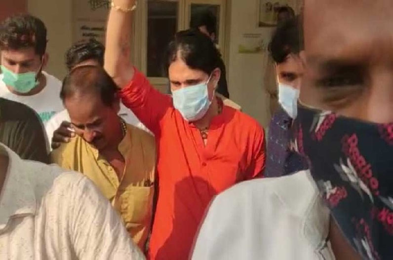 14 दिनों की न्यायिक हिरासत में भेजे गए आनंद गिरी और आद्या तिवारी, महंत नरेंद्र गिरी के सुसाइट में हुआ है दोनों का जिक्र