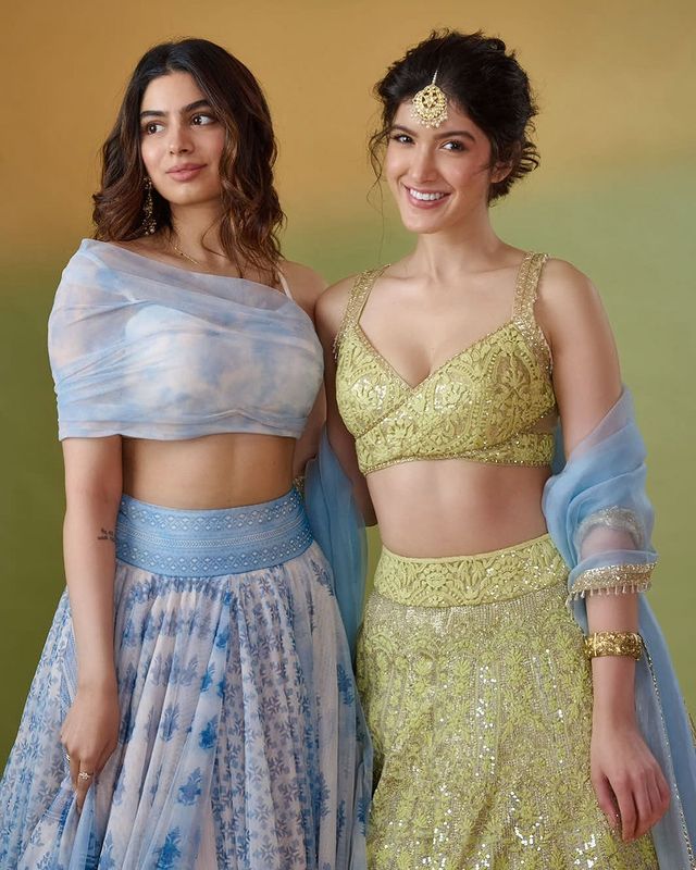 Khushi Kapoor Photos खुशी कपूर भले ही अभी फ़िल्मी दुनिया से दूर है, लेकिन अपने फैशन सेंस और ग्लैमरस अंदाज़ की वजह से हमेशा सुर्खियों में बनी रहती हैं। (फोटो साभार : Instagram @tanghavri )