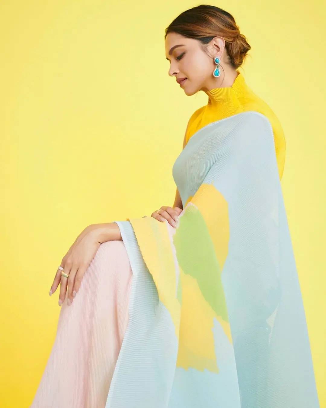 Deepika Padukone yellow saree दीपिका पादुकोण इस तस्वीर में पिले रंग की साड़ी पहनी है जो उन पर काफी खूबसूरत लग रही है। (फोटो साभार : Instagram @deepikapadukone )