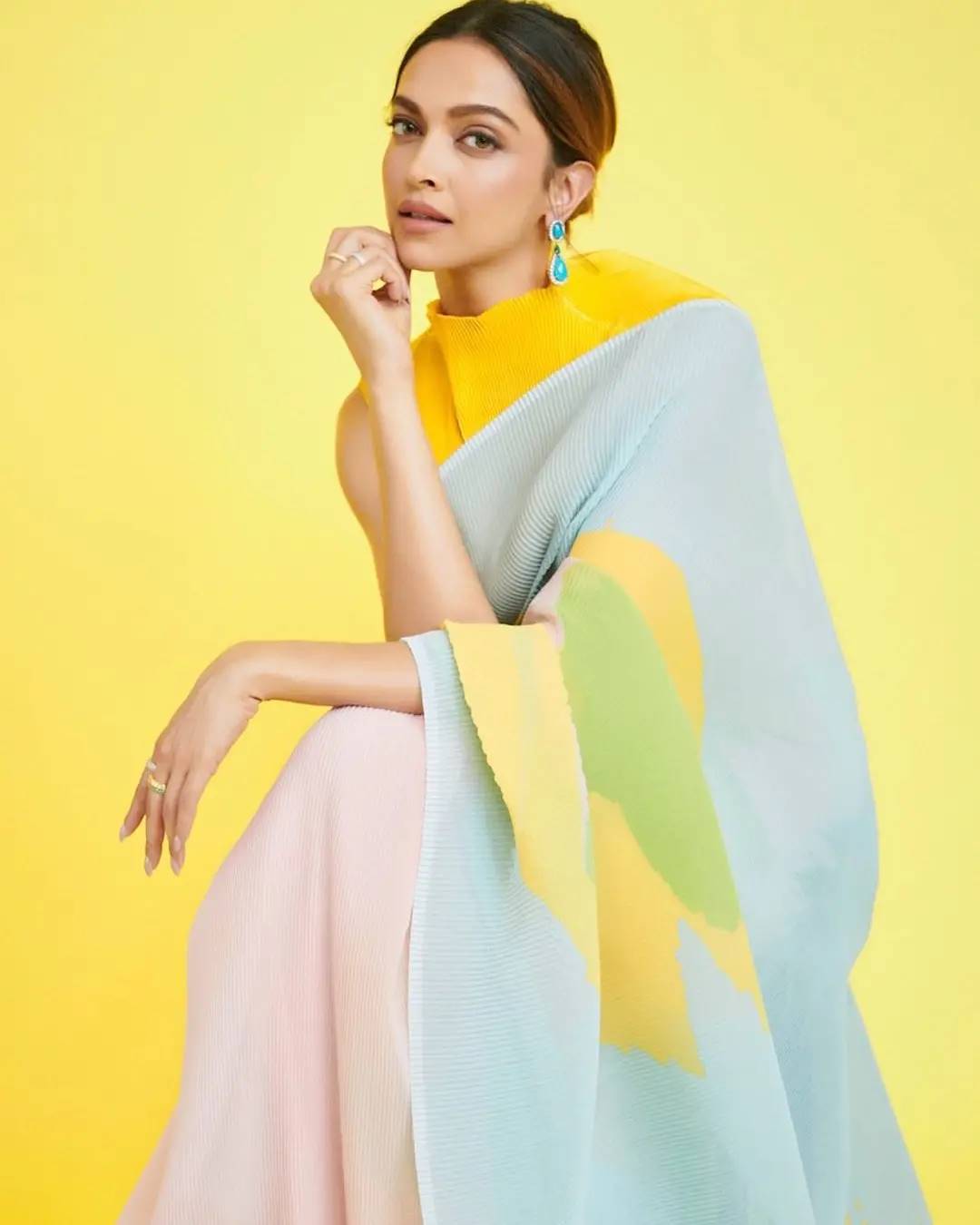 Deepika Padukone hot एक्ट्रेस ने अपने नई फोटोशूट की कुछ तस्वीरें अपने इंस्टाग्राम हैंडल पर शेयर की है जो देखते ही देखते वायरल हो गयी है। (फोटो साभार : Instagram @deepikapadukone )