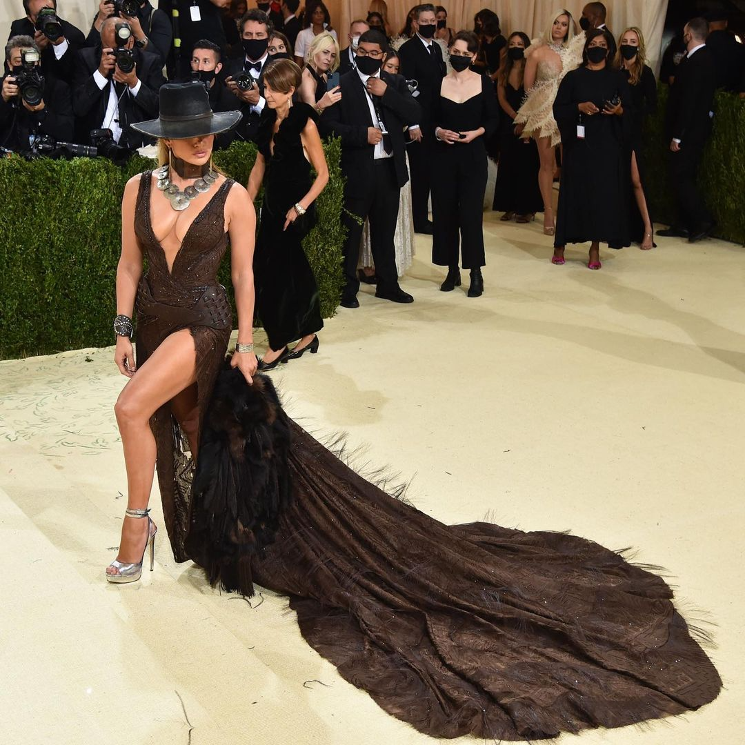 met gala 2021 live stream vogue आपको बता दे साल 2020 में कोरोना महामारी के चलते ये इवेंट नहीं हो पाया था, लेकिन इस साल इस इवेंट को आयोजित किया गया है। मेट गाला में सेलेब्स के अलग ड्रेस स्टाइल को देखकर हर कोई हैरान रह जाता है।