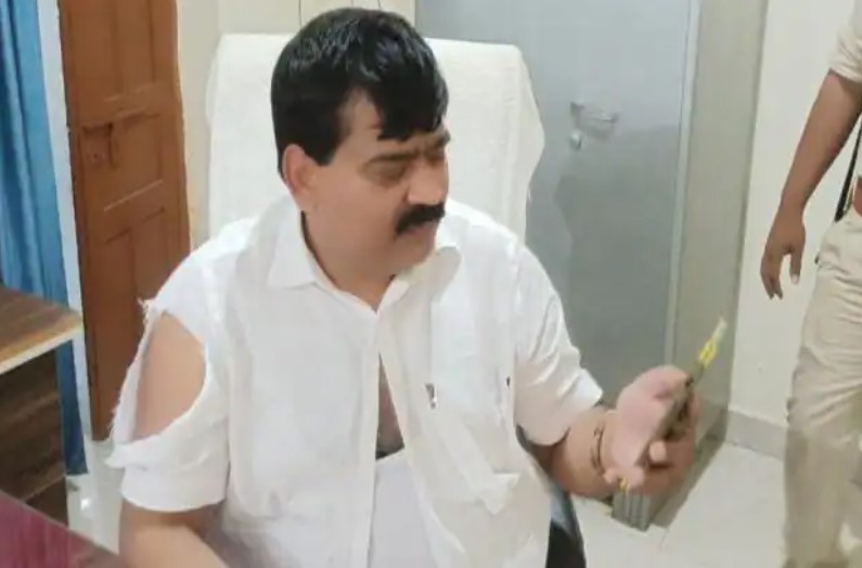 Watch Video: कांग्रेस नेता के समर्थकों ने भाजपा सांसद की कर दी जमकर धुनाई, फाड़ डाले कपड़े