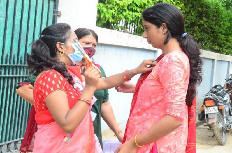 परीक्षा केंद्रों पर छात्राओं के लंबे कपड़ों पर चली कैंची.. काटे गए फुल बाजू वाले कपड़े, पुलिस से हो गई झड़प