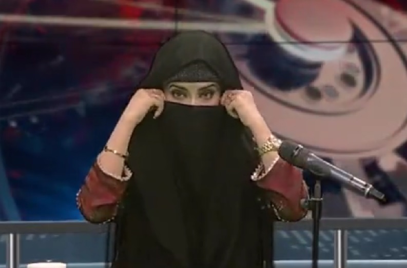 पाकिस्तान के साथ पाक मीडिया में भी चढ़ा तालिबानी रंग.. न्यूज एंकर ने LIVE डिबेट शो में पहन लिया हिजाब.. वीडियो वायरल