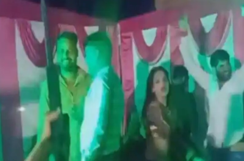 भाजपा नेता के बेटे की बर्थडे पार्टी में ‘तमंचे पे​ डिस्को’, युवतियों ने जमकर लगाए ठुमके, अश्लील डांस का वीडियो वायरल