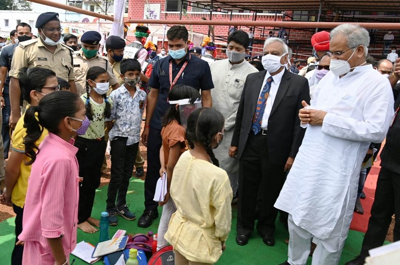शिक्षा मड़ई में शामिल हुए सीएम बघेल, बच्चों से चर्चा कर पढ़ाई-लिखाई की जानकारी ली