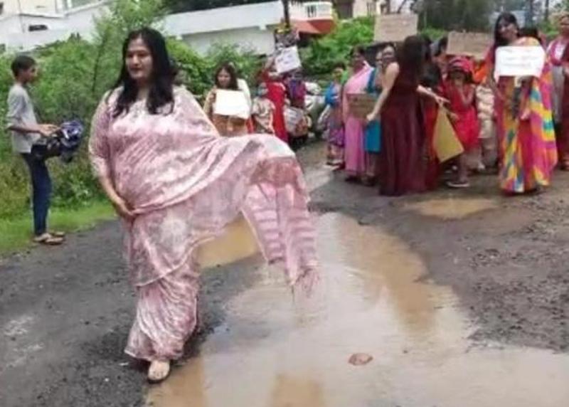 कीचड़ से भरी गड्ढों वाली सड़कों पर महिलाओं ने किया ‘कैटवॉक’, खस्ताहाल सड़कों को लेकर विरोध प्रदर्शन