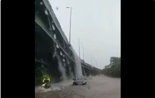 दिल्ली में भारी बारिश से जनजीवन अस्तव्यस्त, टूटा 12 साल का रिकॉर्ड, देखिए वीडियो