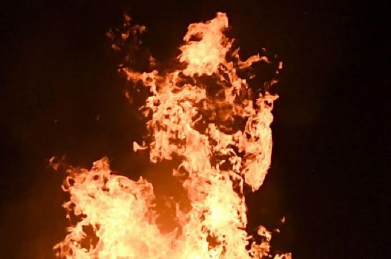 ट्रेन के अंदर युवक ने मचाया जमकर उत्पात, पहले 7 लोगों को चाकू से गोदा, फिर पूरी बोगी में लगा दी आग 